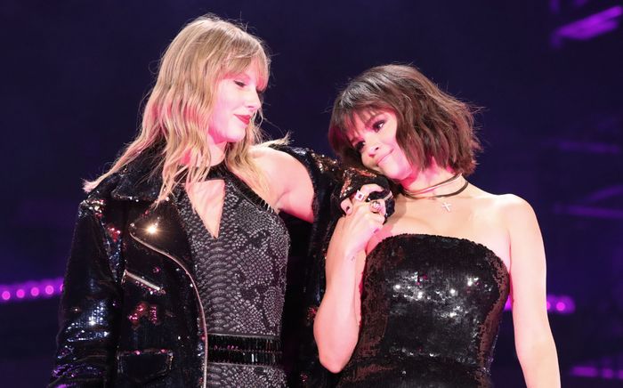 11 khoảnh khắc thời trang đáng nhớ của Selena Gomez với 'người bạn duy nhất' Taylor Swift