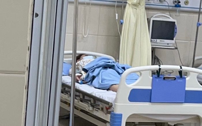 Một sao Việt cấp cứu gấp do ngộ độc thức ăn