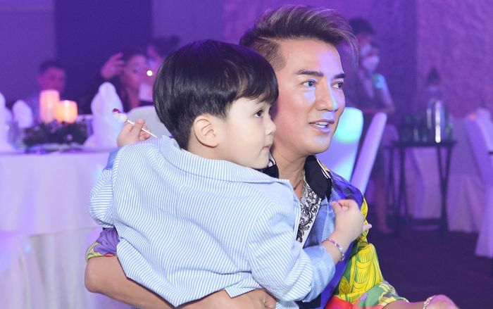 Bé Polo Huỳnh đứng trong cánh gà chăm chú cổ vũ màn trình diễn của Đàm Vĩnh Hưng - Lệ Quyên