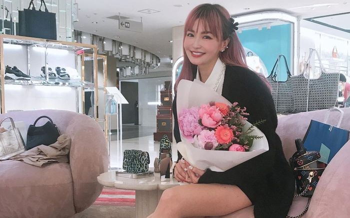 Người mẫu U60 trẻ trung như thiếu nữ 20 khiến cư dân mạng choáng váng