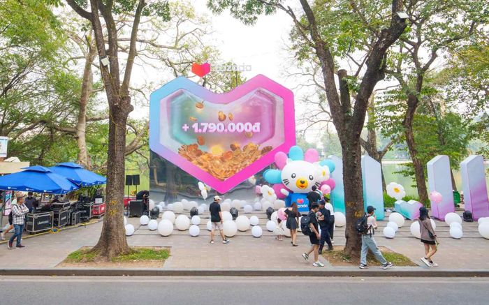 'Trạm quà bom tấn' thu hút hàng nghìn người trẻ check-in ở Hồ Gươm