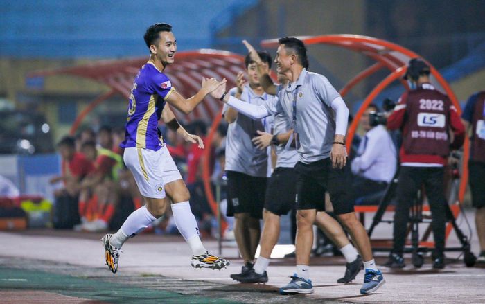 Hà Nội FC chạm một tay vào chức vô địch