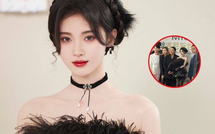 Cúc Tịnh Y dưới góc máy chụp vội: Vóc dáng nhỏ bé nhưng nổi bật trước đám đông