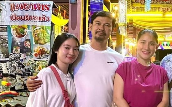 Tiết Cương đưa vợ trẻ đi du lịch, hiếm hoi cho bà xã lên sóng