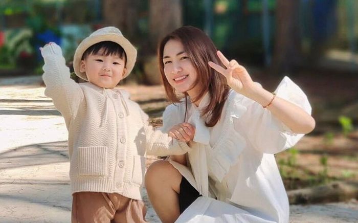 Hòa Minzy bất ngờ viết 'tâm thư' xin lỗi con trai