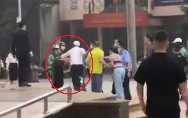 Clip: 'Anh hùng cứu mỹ nhân' đang bị đánh trên phố Bà Triệu và cái kết 'cảm lạnh'