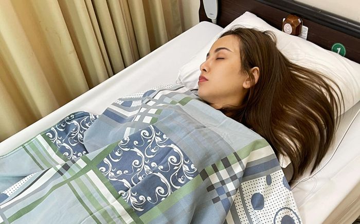 Một Hoa hậu nổi tiếng Vbiz bất ngờ nhập viện cấp cứu, phải huỷ loạt show