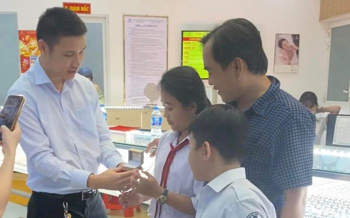 Bé gái hiếu thảo gom tiền lẻ mua vàng tặng ba, chủ tiệm liền tặng luôn chiếc nhẫn