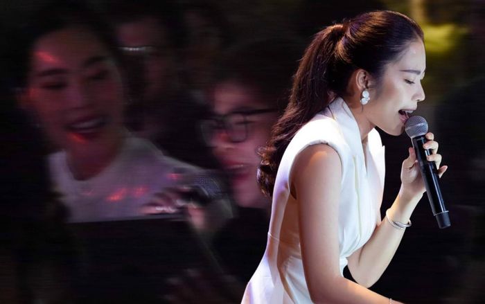 Nam Em đi diễn nhưng lại toàn đưa micro cho khán giả hát dùm, dân mạng: 'Giờ đi hát cũng nhàn'!