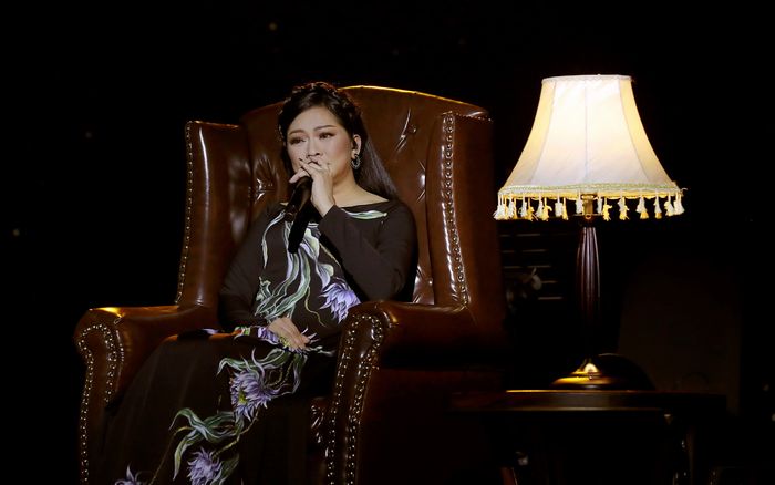 Ca sĩ Như Quỳnh song ca cùng em ruột quá cố trên sân khấu, bật khóc thốt lên ba từ: 'Chị nhớ Khuê'