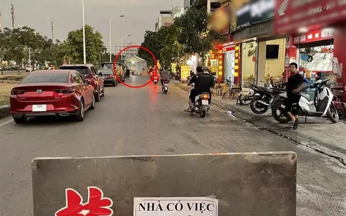 Dựng rạp cưới giữa đường, gia chủ còn dán tờ thông báo khiến ai nấy đọc lên cũng 'tức anh ách'