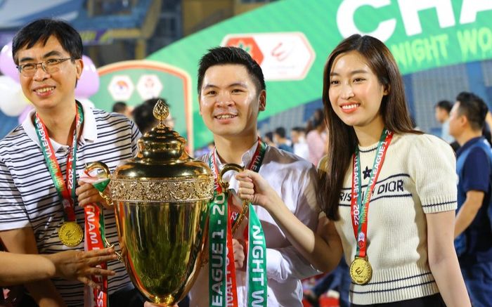 Bóc giá trang phục 'đậm mùi tiền' của Hoa hậu Đỗ Mỹ Linh khi xuất hiện tại sân bóng cùng ông xã thiếu gia