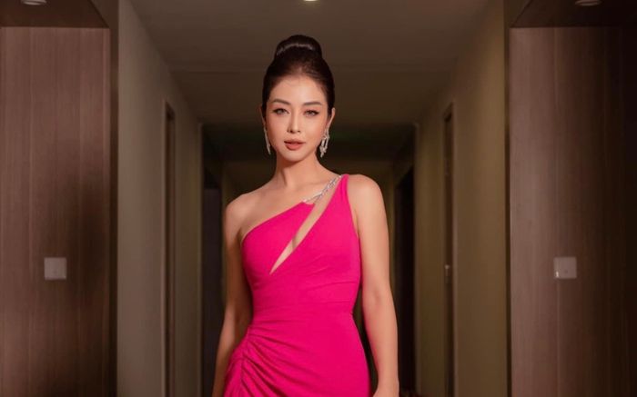 Jennifer Phạm khoe vai trần, 'hack tuổi' cực đỉnh như gái đôi mươi