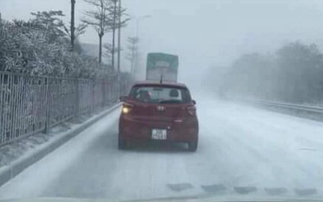 Sự thật về con đường ở Hà Nội phủ đầy 'tuyết trắng' như trời Âu