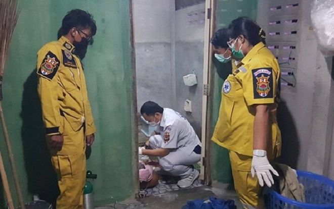 Vợ trong nhà tắm quá lâu, chồng mở cửa vào kiểm tra thì 'sốc nặng' với cảnh tượng trước mắt