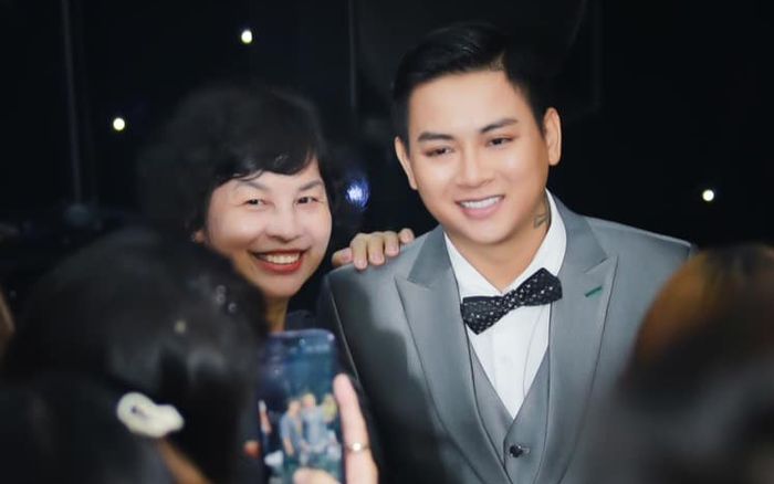 Xôn xao clip Hoài Lâm bị khán giả 'bao vây' khi biểu diễn tại sân khấu miền Tây