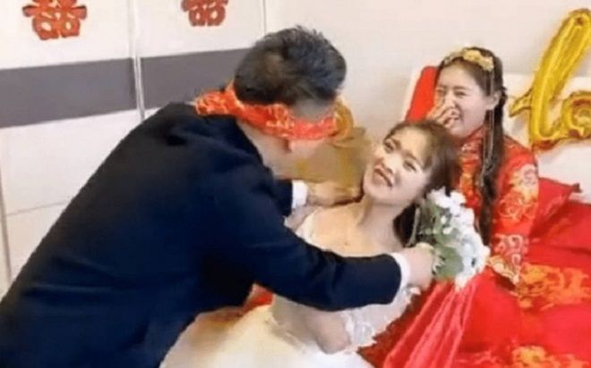 Chồng hôn nhầm phù dâu trong lễ cưới, cô dâu không tức giận mà còn có thái độ bất ngờ