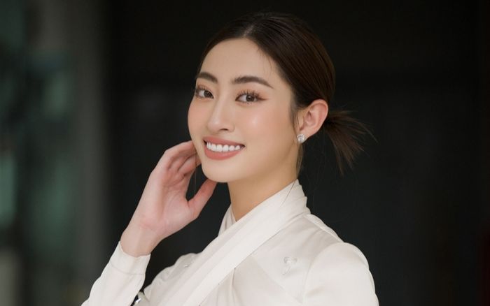 Lương Thùy Linh xuất hiện tinh khôi trong tà áo dài trắng nhận quyết định làm giảng viên trợ giảng