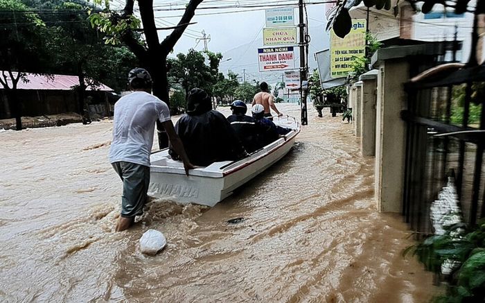 Nhiều hộ dân bị cô lập vì trận mưa lớn kéo dài, gây sạt lở đường ở Quy Nhơn