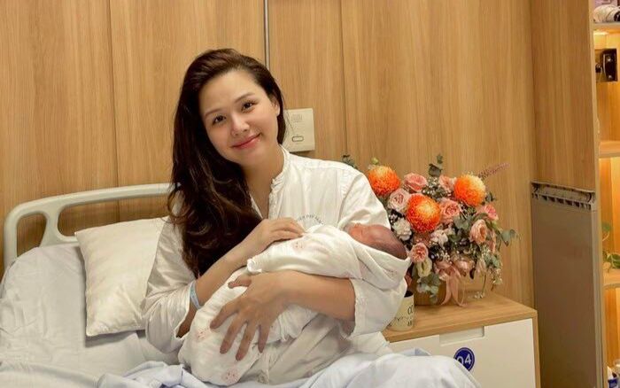 Phanh Lee khoe cận mặt quý tử, làm dâu nhà hào môn nhưng vẫn giữ thói quen giản dị