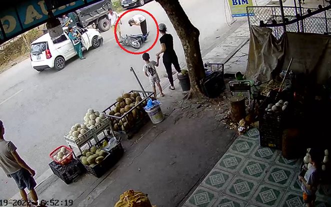 Sau cú tông mạnh từ ôtô, nam thanh niên 'đầu trần' vội vã làm 1 điều khiến CĐM vừa tức vừa thương