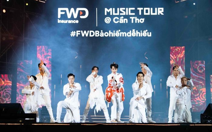 Jack và Mono hợp sức 'đốt cháy' sân khấu FWD Music Tour Cần Thơ