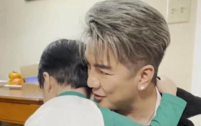 Còn nhỏ tuổi, quý tử nhà Đàm Vĩnh Hưng có hành động quan tâm bố khiến fan 'xỉu up, xỉu down'