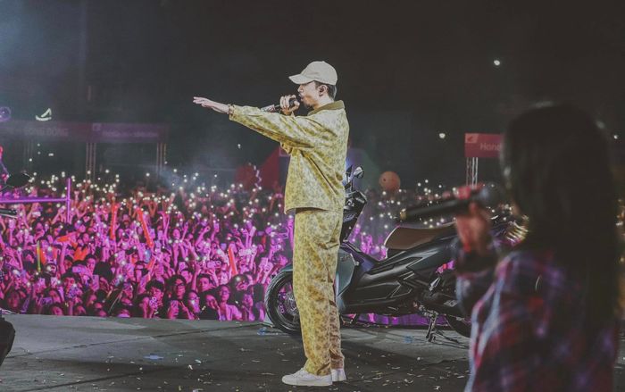 Đen Vâu vỡ òa khi được khán giả đồng loạt làm điều đặc biệt trong show diễn