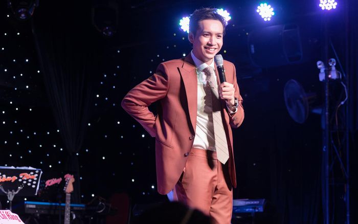 Bạch Công Khanh ríu rít nói lời cảm ơn khi thấy khán giả hát 'làu làu' ca khúc mà mình biểu diễn