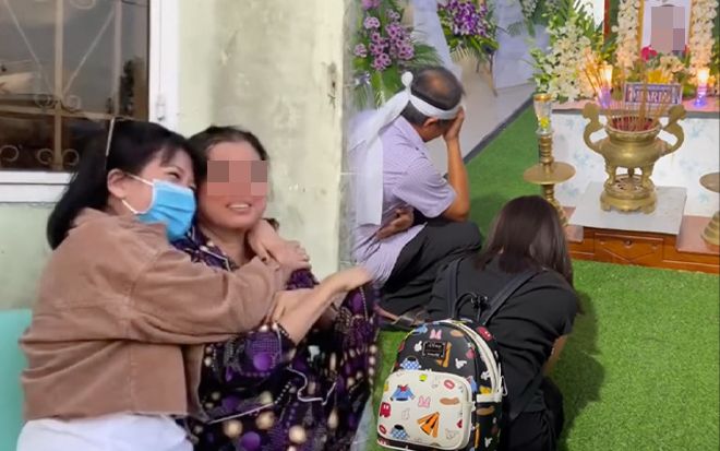 Xót xa chuyến trở về của con gái xa xứ 5 năm: Chỉ còn có thể quỳ sụp, khóc nấc trước di ảnh mẹ mà thôi