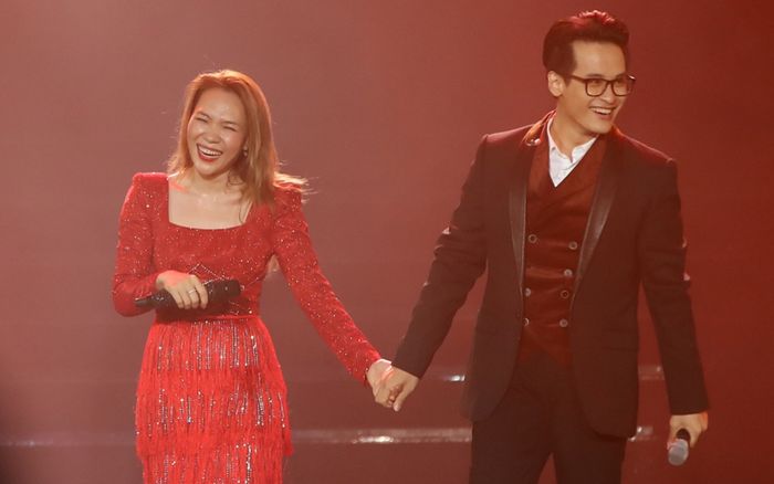 Diện lại bộ trang phục cách đây 3 năm trước, Hà Anh Tuấn và Mỹ Tâm vẫn tình tứ như ngày nào!