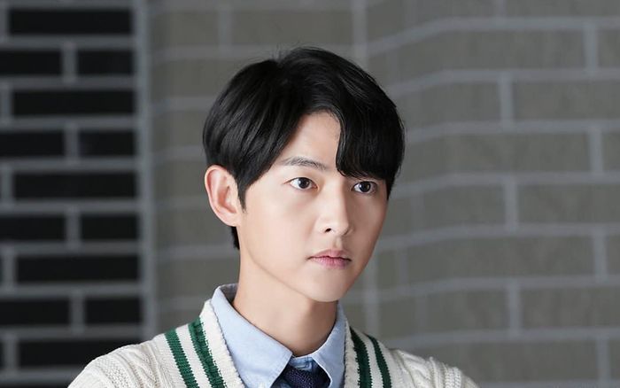 Song Joong Ki đẹp như tạc tượng tại hậu trường phim mới, U40 mà cứ ngỡ sinh viên đại học