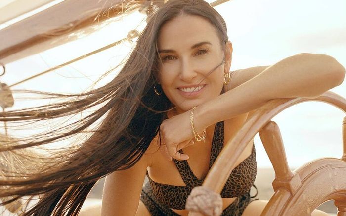 Bí quyết tạo nên vẻ đẹp rạng rỡ của Demi Moore ở tuổi 60, một lần nữa đứng trên đỉnh cao nhan sắc