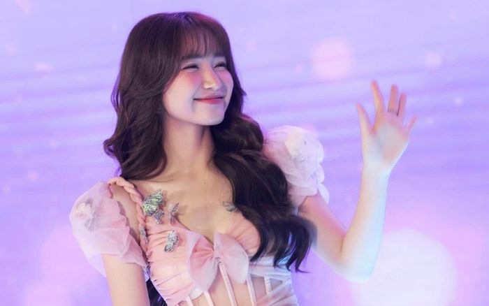 Tiết lộ lý do Hoà Minzy chăm chỉ chạy show trước Tết, hoá ra là đều vì người đặc biệt