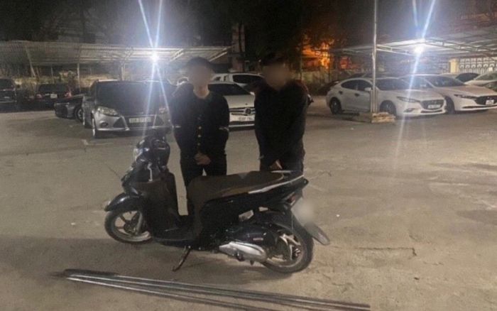 Thấy bạn rủ đi đánh nhau, hai thanh niên vác dao phóng lợn đánh võng, rú ga rồi gặp công an