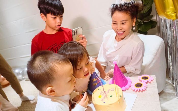 Đi công tác xa nhà, Hà Hồ vỡ òa trước món quà từ các con