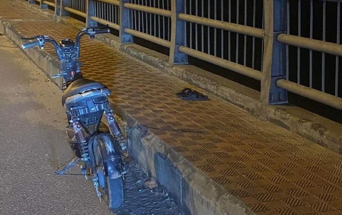 Nữ sinh lớp 9 'mất tích' sau khi để lại dép và xe đạp điện trên thành cầu