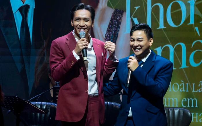 Đứng một góc xem Bạch Công Khanh hát, Hoài Lâm có phản ứng gây chú ý