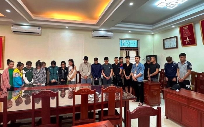 Bắt quả tang 15 nam nữ thanh niên đang 'thác loạn' trong quán karaoke ở Thanh Hóa