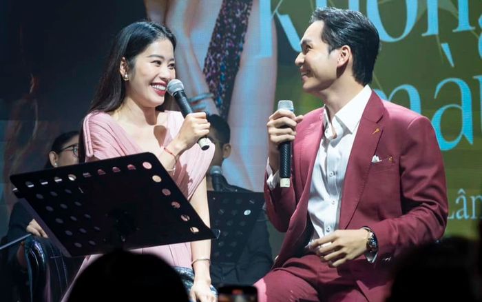 Phát hiện 'bàn tay hư' của Bạch Công Khanh dành cho Nam Em khi hát cùng nhau