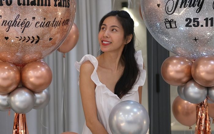 Thủy Tiên bị fan và Công Vinh 'đánh úp' tổ chức tiệc sinh nhật, để lộ thân hình gầy gò đáng lo ngại