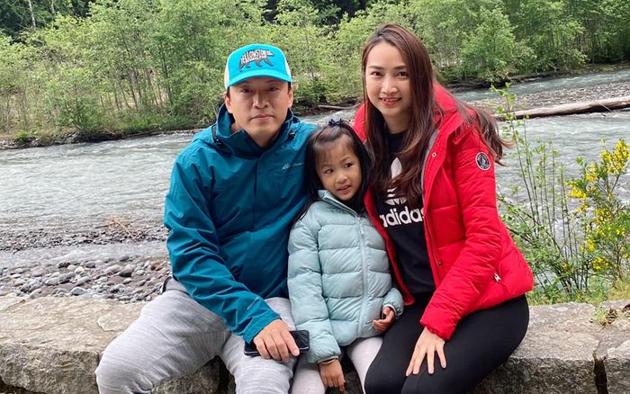 Sau gần một thập kỷ chung sống, bà xã Lam Trường tự nhận 'lãi đứa con gái và up size mấy cái hột xoàn'