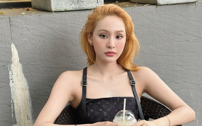 Mặt mộc cứng đờ, thiếu tự nhiên của Hiền Hồ