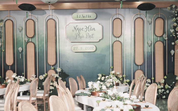 Không gian trong lễ ăn hỏi của hoa hậu Ngọc Hân: Đậm chất truyền thống, lấy hoa sen làm chủ đạo