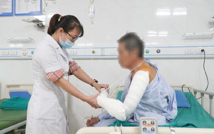 Cụ ông 72 tuổi bất ngờ bị chó nhà cắn đa chấn thương