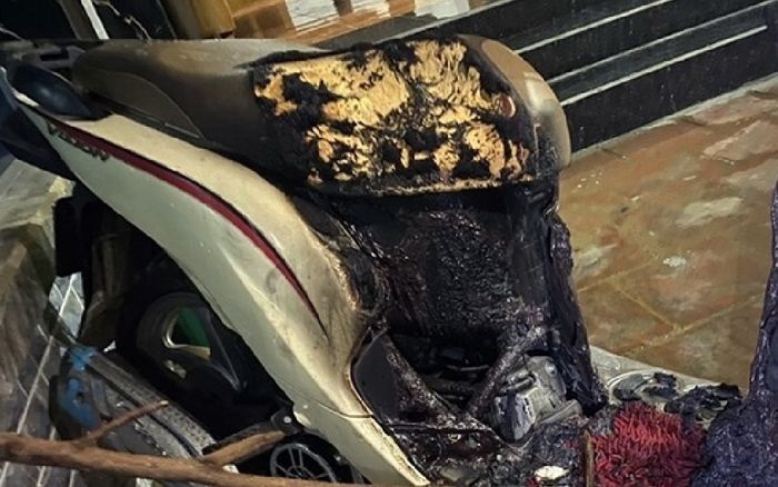 Mâu thuẫn tình cảm, người đàn ông lẻn vào nhà nhân tình đốt cháy xe máy