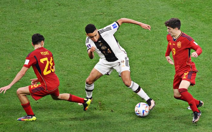 Khoảnh khắc Musiala đối đầu đôi Pedri - Gavi gây sốt bóng đá thế giới