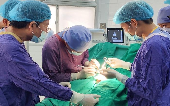 Người đàn ông dập cẳng chân, vỡ tinh hoàn do cưa thứ tưởng như vô hại