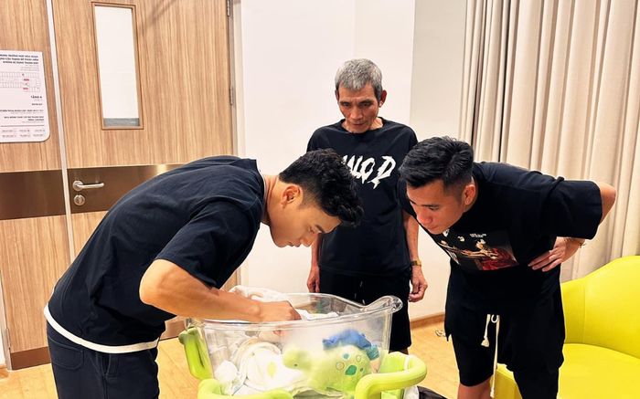 Vợ Tây Bùi Tiến Dũng hạ sinh quý tử đầu lòng