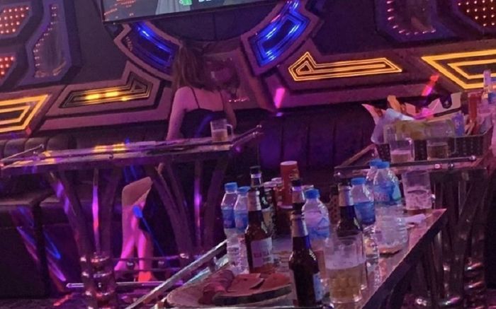 Quản lý quán karaoke cho nhân viên đóng cửa, tắt đèn để gần 60 khách thác loạn bên trong